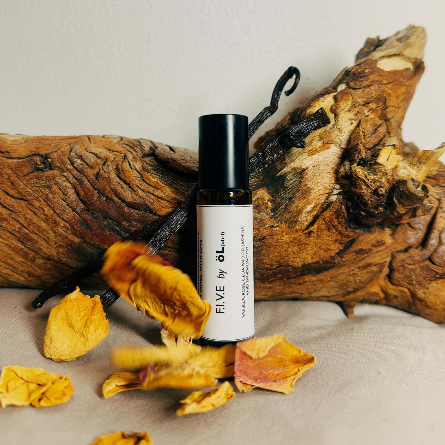 Product shot of F.I.V.E by öL essential oil pure-fume.